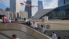 Usarios del metro salen de la estación con las mascarillas puestas en el barrio parisino de "La Defense"