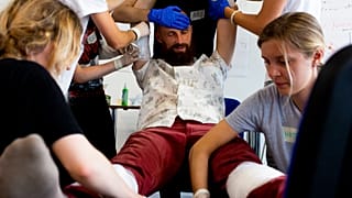 Un exercice durant un formation aux premiers soins en manifestations au Bélarus.