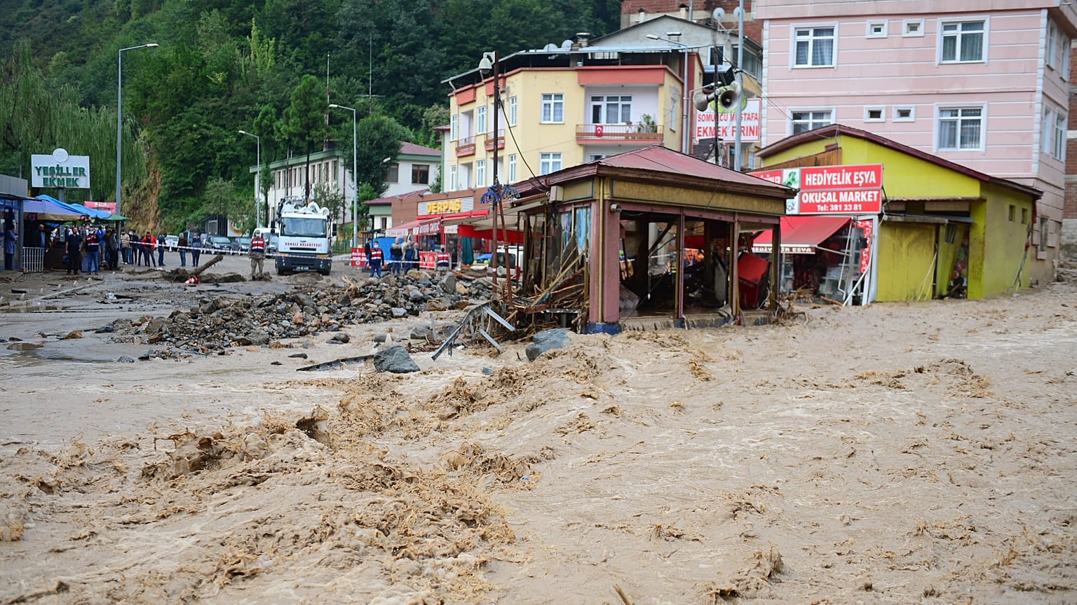 Giresun'un Dereli ilçesinde sağanak nedeniyle dere taştı