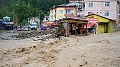 Giresun'un Dereli ilçesinde sağanak nedeniyle dere taştı
