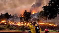 Un pompier se frotte la tête en regardant les incendies du LNU Lightning Complex situé au nord de San Francisco (21/08/2020) 