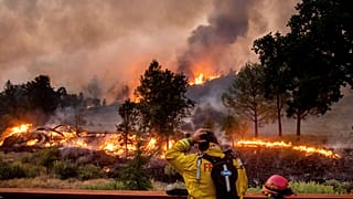 Un pompier se frotte la tête en regardant les incendies du LNU Lightning Complex situé au nord de San Francisco (21/08/2020)