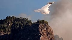 Löschflugzeug bei Brandbekämpfung auf den Kanaren im Jahr 2019
