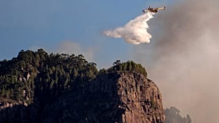 Löschflugzeug bei Brandbekämpfung auf den Kanaren im Jahr 2019