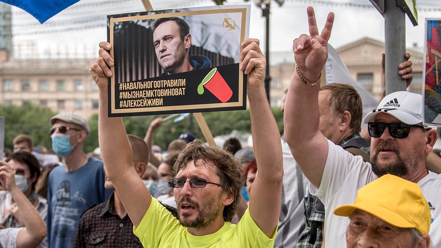 Navalnijt megmérgezték, tudjuk, hogy ki érte a felelős, Alekszej, élned kell - olvasható a tüntető tábláján az oroszországi Habarovszkban