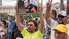 Плакат в поддержку Алексея Навального на митинге в Хабаровске