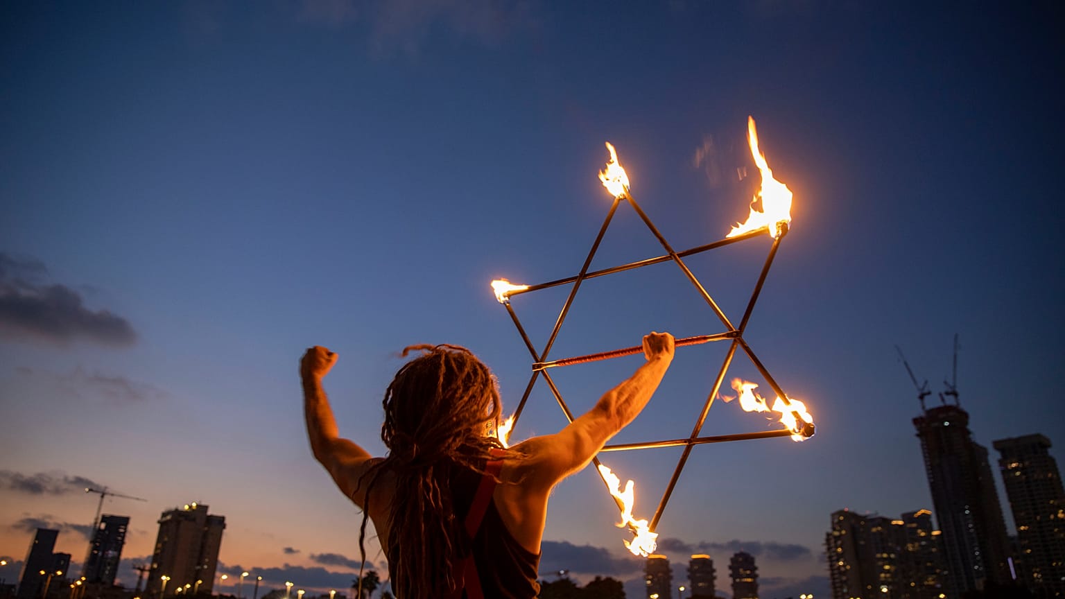 Jongleur mit Davidstern auf Demonstration gegen Ministerpräsident Netanjahu in Tel Aviv (22.8.2020)