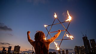 Jongleur mit Davidstern auf Demonstration gegen Ministerpräsident Netanjahu in Tel Aviv (22.8.2020)