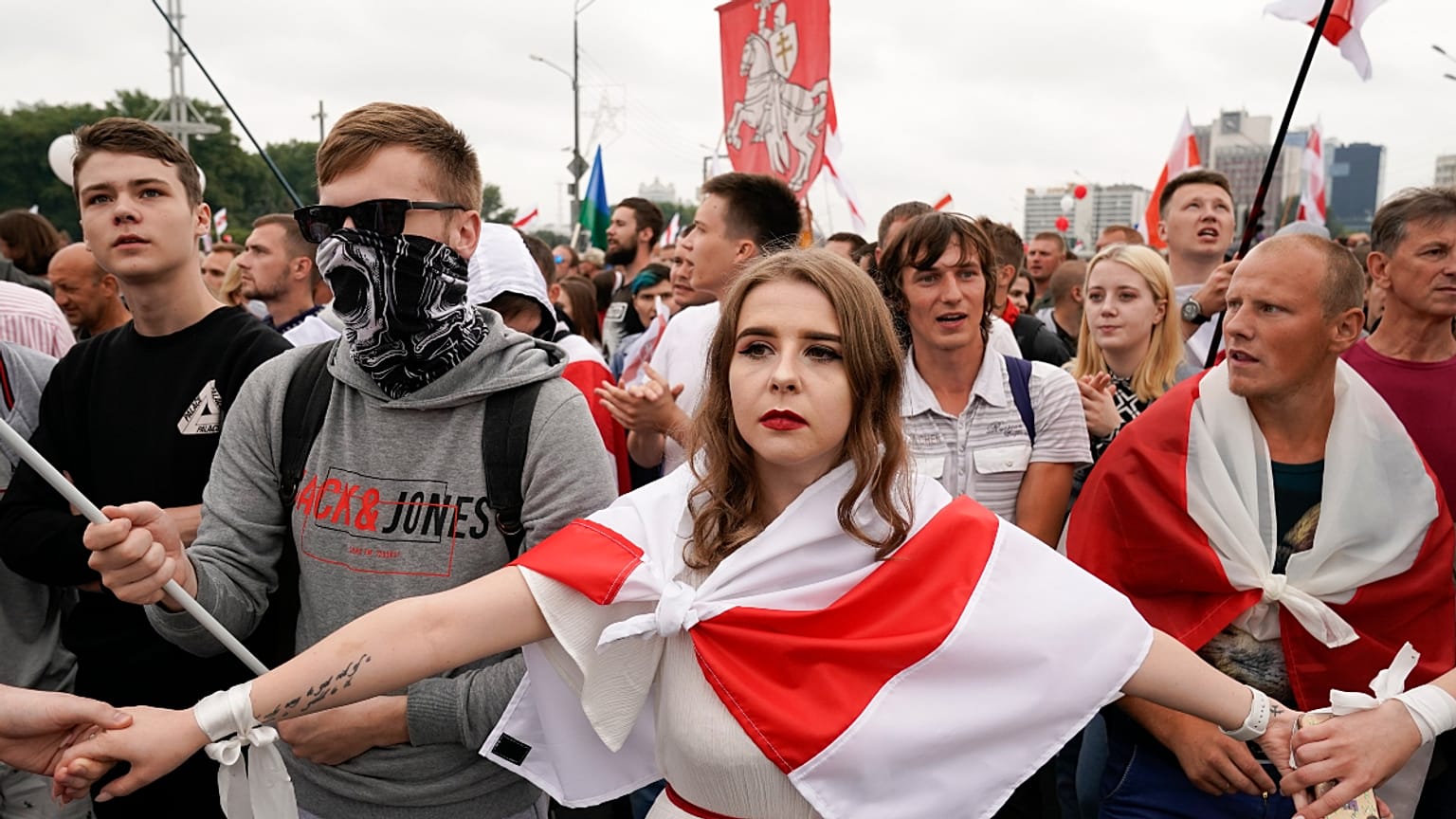 Corrente humana liderou protesto diante do Palácio da Independência, em Minsk