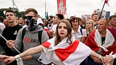 Corrente humana liderou protesto diante do Palácio da Independência, em Minsk