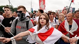 Corrente humana liderou protesto diante do Palácio da Independência, em Minsk