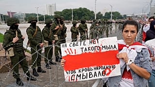 Nincs olyan szappan a világon, amivel le lehetne mosni az emberek vérét - olvasható a tüntető által tartott táblán