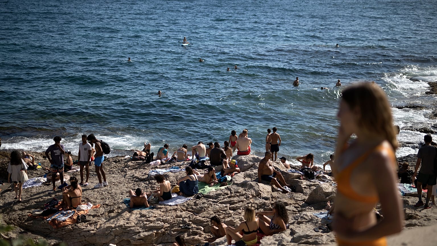 Gente disfruta del sol en la playa de Malmousque de Marsella