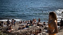 Gente disfruta del sol en la playa de Malmousque de Marsella