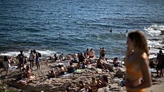 Gente disfruta del sol en la playa de Malmousque de Marsella