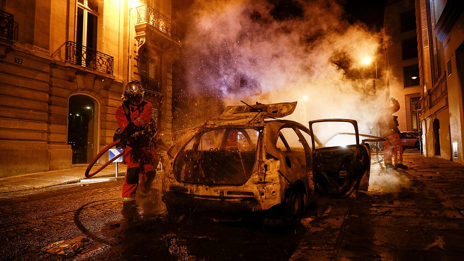 Coche calcinado en la capital francesa tras la noche de disturibios