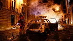 Coche calcinado en la capital francesa tras la noche de disturibios