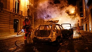 Coche calcinado en la capital francesa tras la noche de disturibios