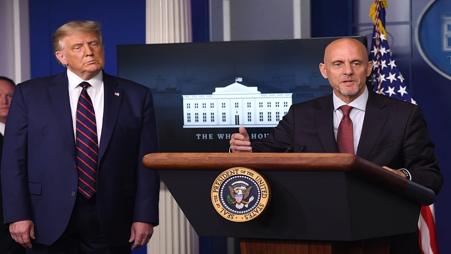ABD Başkanı Trump ve FDA yetkilisi 