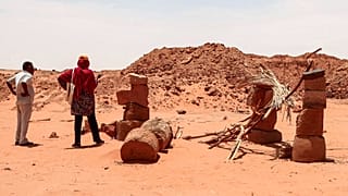 عالمة الآثار حباب إدريس أحمد ومحمود الطيب خبير سابق في هيئة الآثار السودانية في الموقع قديم لجبل المراغة ، على بعد حوالي 270 كيلومترًا شمال الخرطوم، 20 أغسطس 2020