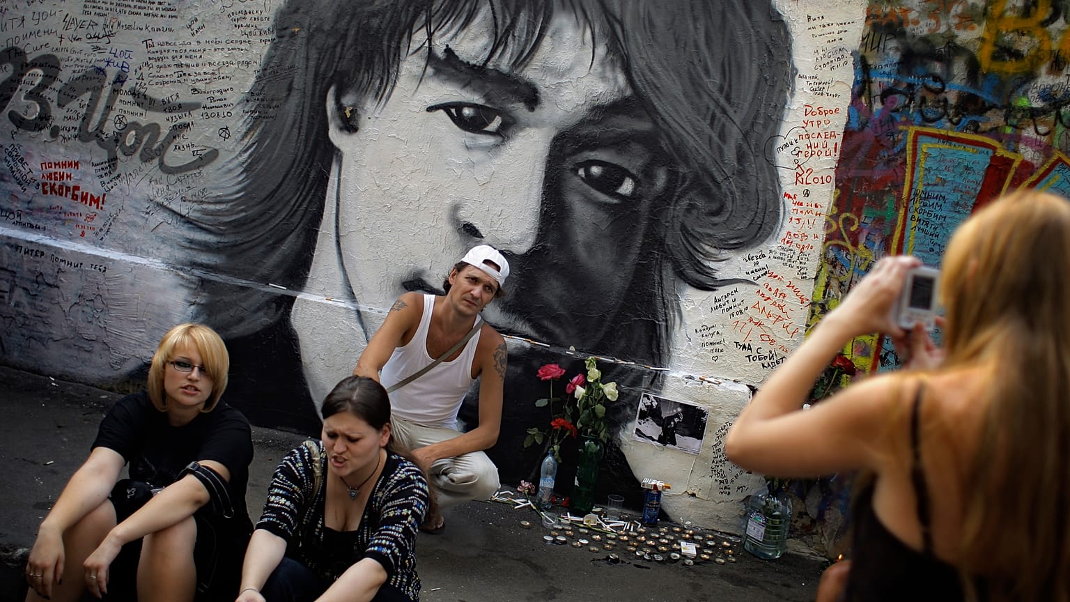 FILE PIC: Fans commemorating their idol, after they marked the 20th anniversary of his death, in downtown Moscow, Aug. 15, 2010.