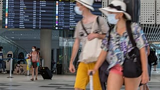 Sok európai országban tartanak attól, hogy a nyaralásról betegen visszatérők tovább terjesztik a fertőzést