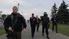 Belarus Cumhurbaşkanı Lukaşenko saldırı silahıyla görüntülendi 