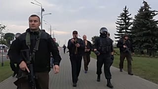 Belarus Cumhurbaşkanı Lukaşenko saldırı silahıyla görüntülendi 