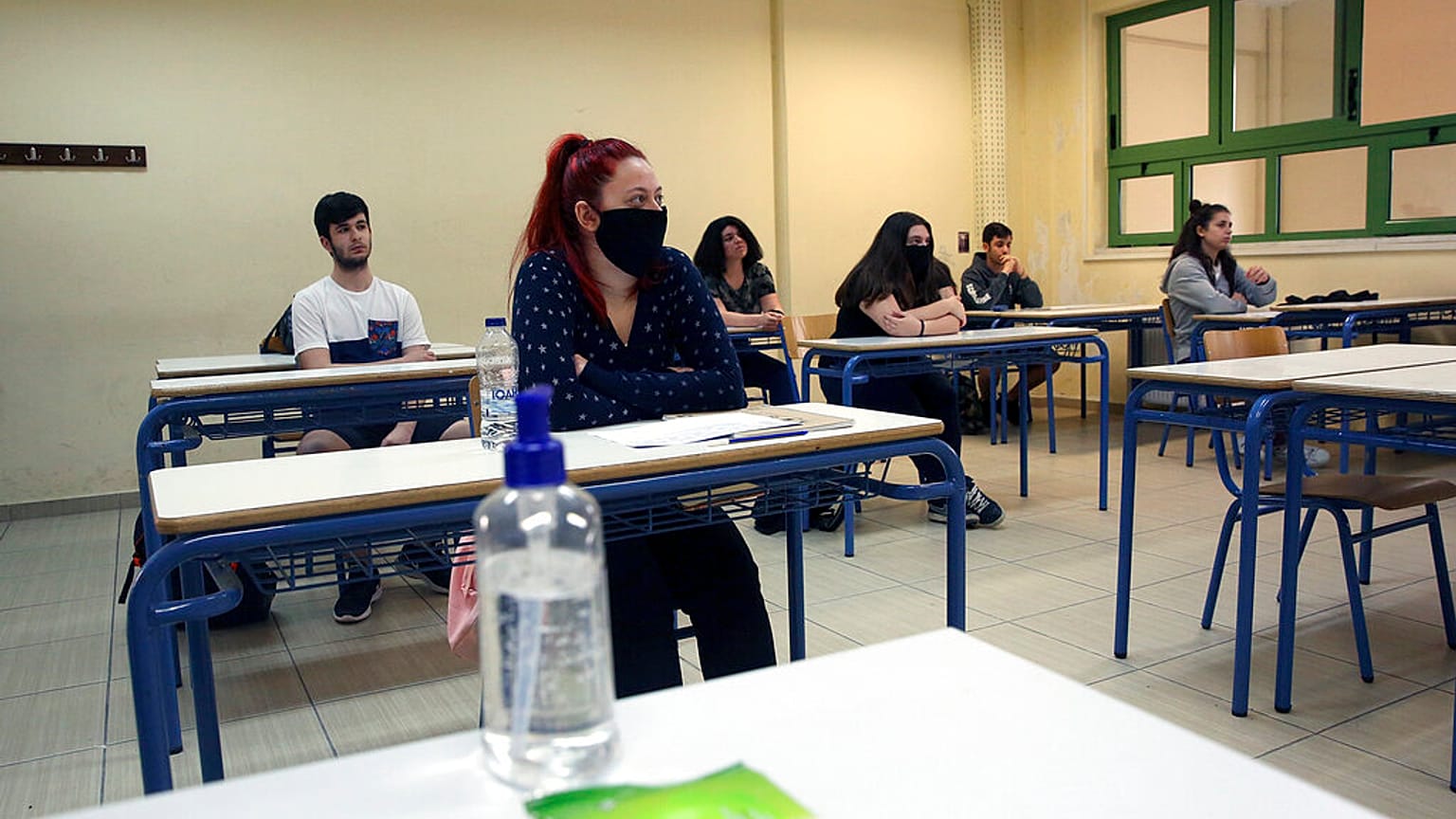  Students of the final year of high schools wearing masks to prevent the spread of the coronavirus (File Photo)