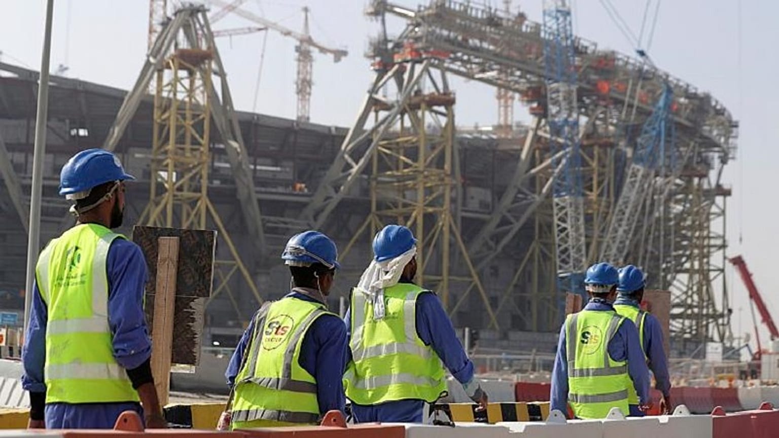 Operai al lavoro nello stadio di Lusil, uno degli impianti che ospiterà il Mondiale del 2022, 20 dicembre 2019