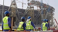 Operai al lavoro nello stadio di Lusil, uno degli impianti che ospiterà il Mondiale del 2022, 20 dicembre 2019