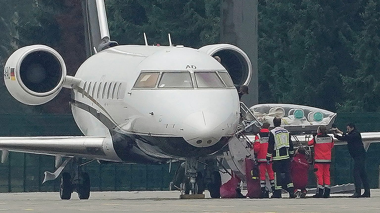 Une civière est débarquée de l'avion spécial transportant l'opposant russe Alexei Navalny à l'aéroport de Tegel à Berlin, en Allemagne, le 22 août 2020.
