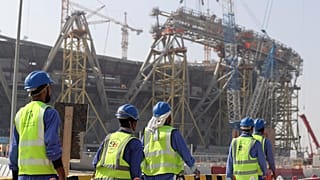 Trabajadores caminan hacia el Estadio Lusail, uno de los estadios de la Copa del Mundo de 2022, en Lusail, Catar, el viernes 20 de diciembre de 2019. 