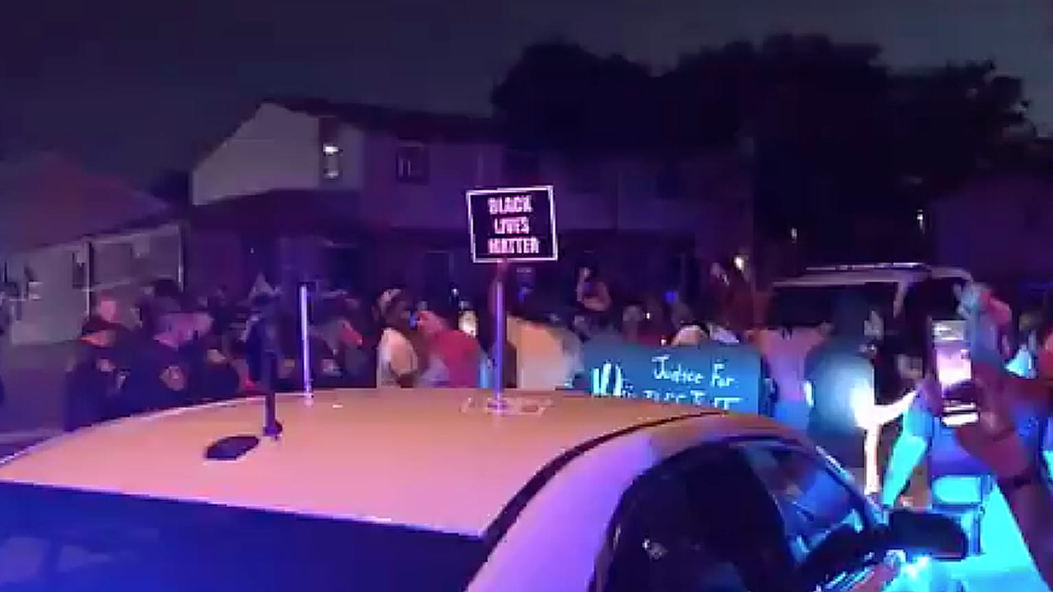ABD'nin Wisconsin eyaletinde polisin bir siyahiyi arkadan vurarak ağır yaralaması bölgede tepkilere neden oldu.