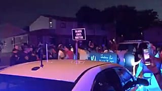 ABD'nin Wisconsin eyaletinde polisin bir siyahiyi arkadan vurarak ağır yaralaması bölgede tepkilere neden oldu.