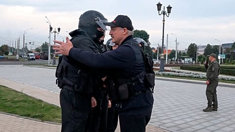 Bélarus : Loukachenko se montre en tenue de guerre à Minsk