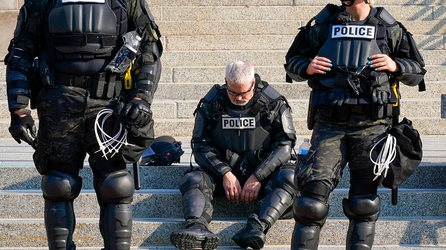 Des policiers en tenue anti-émeute devant le palais de justice du comté de Kenosha lundi 24 août 2020, Wisconsin, États-Unis
