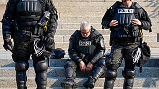 Des policiers en tenue anti-émeute devant le palais de justice du comté de Kenosha lundi 24 août 2020, Wisconsin, États-Unis