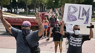 Wisconsin kormányzója a Nemzeti Gárdát hívta a tüntetések miatt