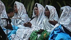 جوقة نساء الطوارق خلال أمسية موسيقية في فضاء أجورا في رياض الفتح لتكريم عثمان بالي