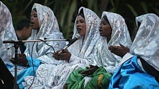 جوقة نساء الطوارق خلال أمسية موسيقية في فضاء أجورا في رياض الفتح لتكريم عثمان بالي