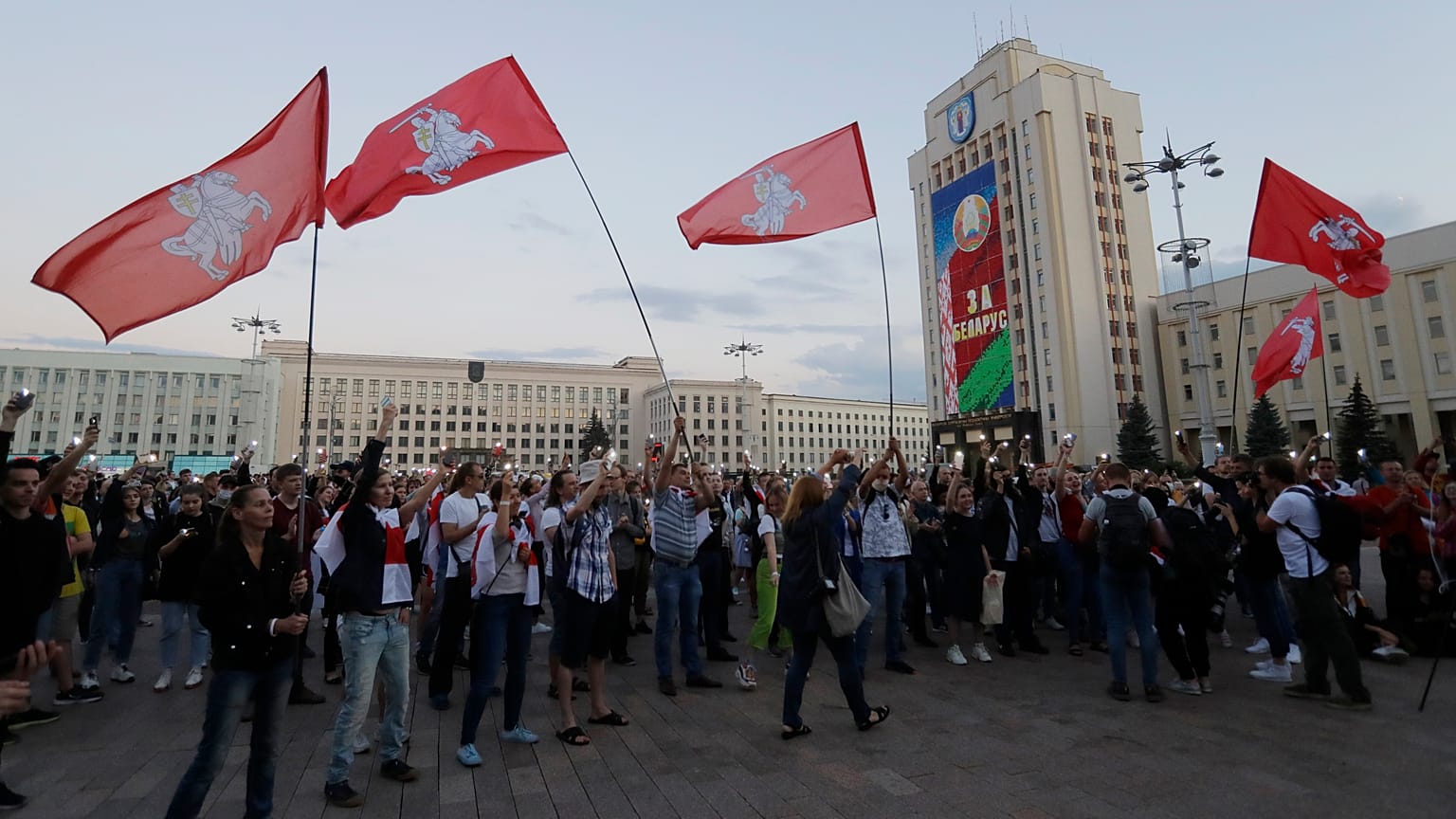 Regierungsgegner am Unabhängigkeitsplatz in Minsk