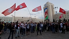 Regierungsgegner am Unabhängigkeitsplatz in Minsk