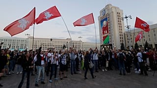 Regierungsgegner am Unabhängigkeitsplatz in Minsk