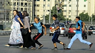 ثلاثة شباب يحاولون التحرش بعدد من الفتيات في أحد شوارع القاهرة
