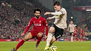 لیدلوف در برابر محمد صلاح،‌ در بازی منچستر یونایتد و لیورپول، ۱۹ ژانویه ۲۰۲۰
