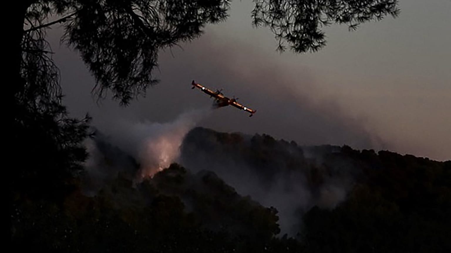 Canadairs luttant contre le feu près de Istres