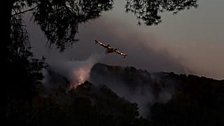 Canadairs luttant contre le feu près de Istres