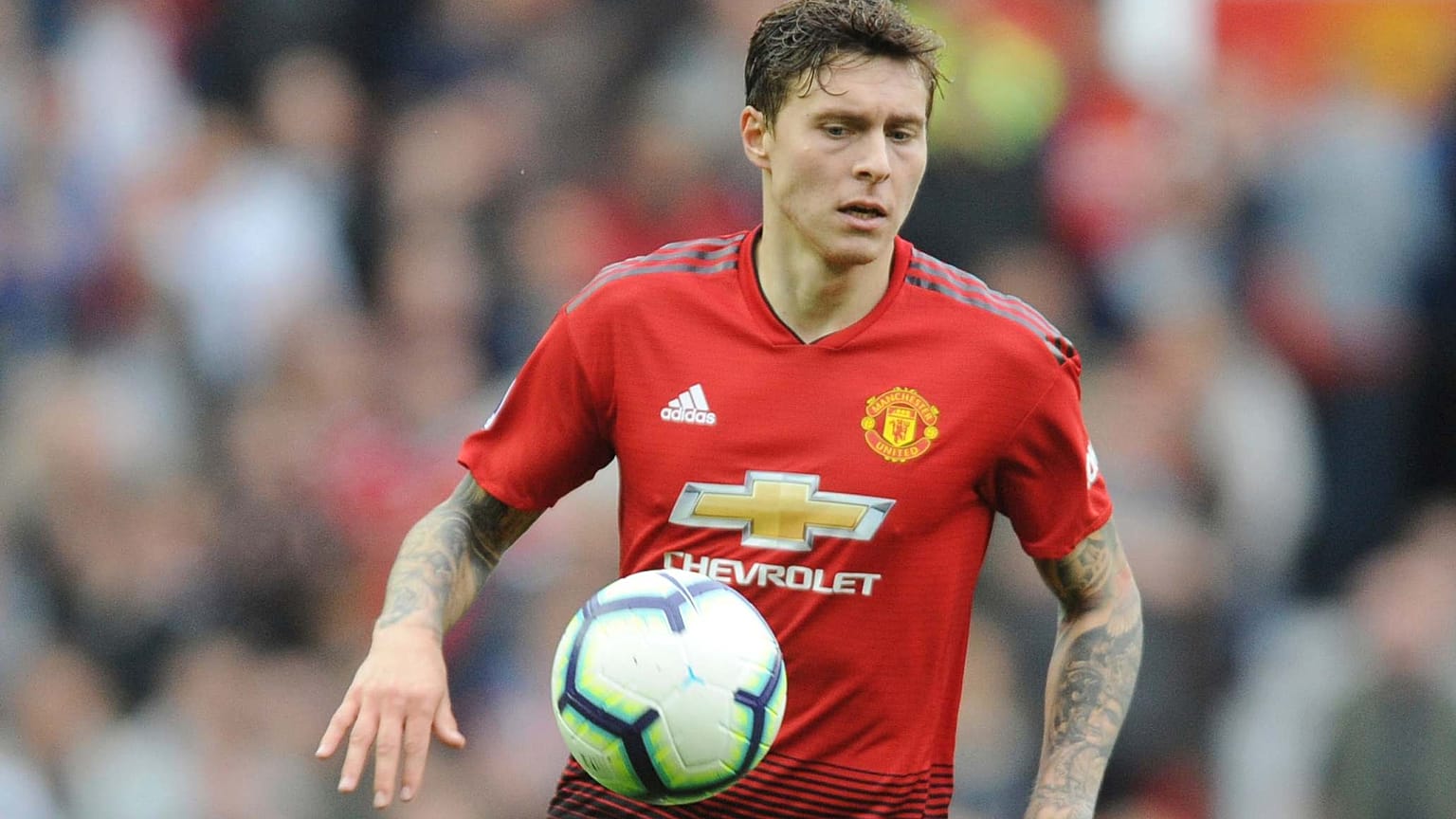 فيكتور ليندلوف لاعب مانشستر يونايتد خلال مباراة كرة القدم في الدوري الإنجليزي الممتاز بين مانشستر يونايتد وولفرهامبتون واندررز بملعب أولد ترافورد في مانشستر، 22 سبتمبر 2018