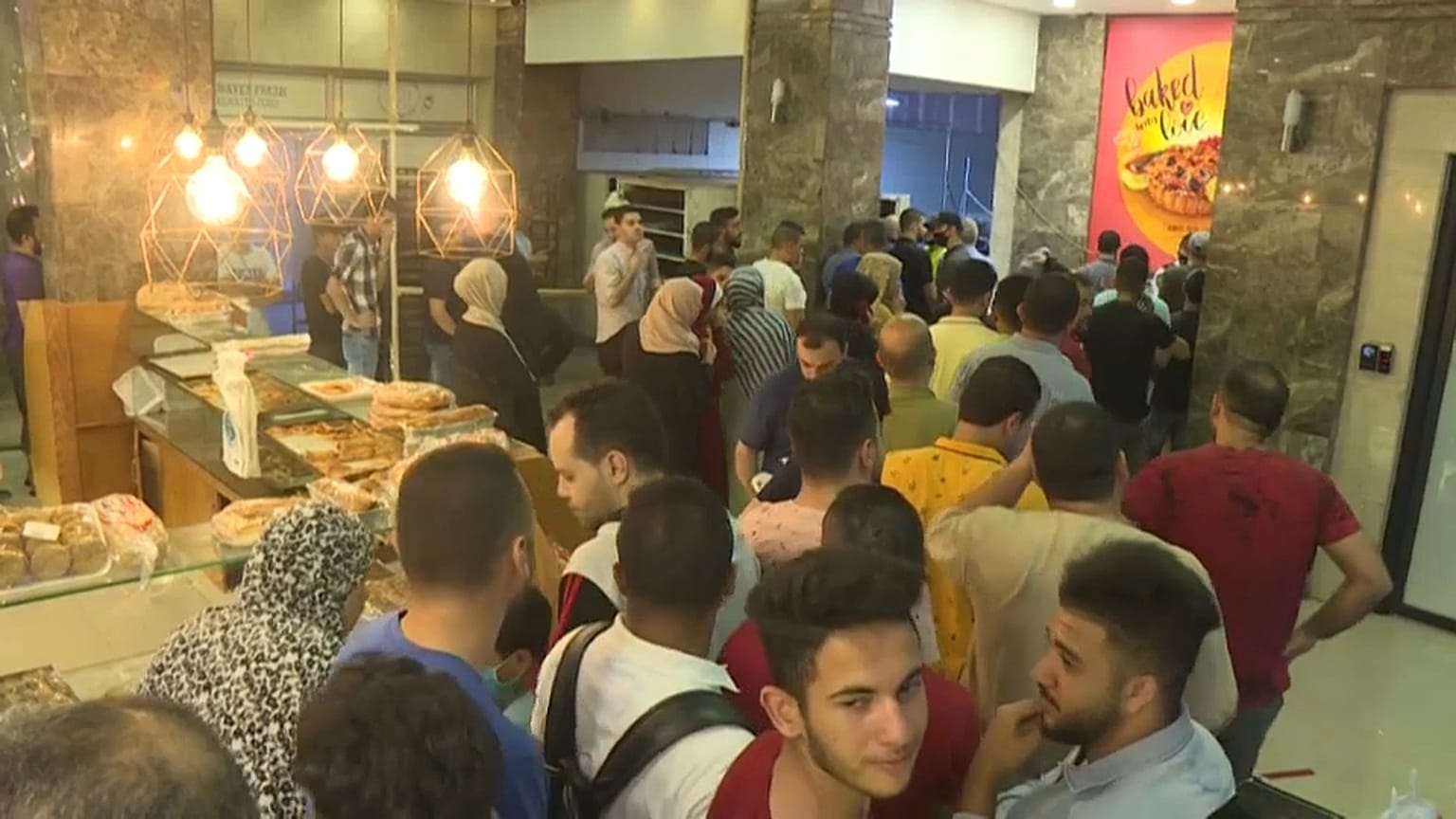 تهاتف كبير للغزاويين على المحلات التجارية بعد إلان حظر تجول